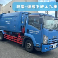 増渕商店の青い収集・運搬用パッカー車