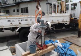 松下工業の公開求人に掲載されている配管作業の写真