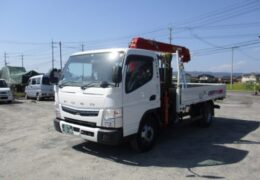 マサト通商の公式車両紹介に掲載された、荷台と赤いクレーンを備える中型ユニック車