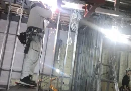 エスエスボンズの求人に掲載された室内での取り付け作業の様子